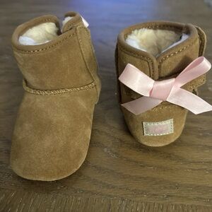 UGG Baby Girl Jesse Bow Il Suede Booties Shearling Lined Cozy Brown Size 2/3 NEW